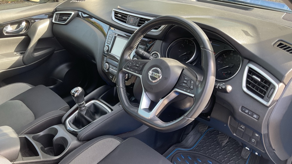 Nissan Qashqai 1.3 DiG-T N-Connecta 5dr Petrol Hatchback - Image 11