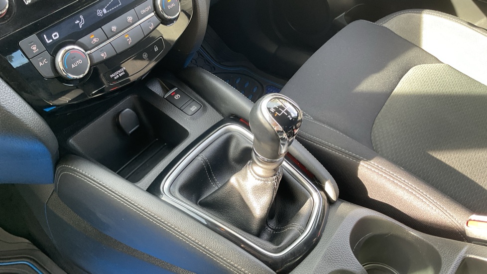 Nissan Qashqai 1.3 DiG-T N-Connecta 5dr Petrol Hatchback - Image 13