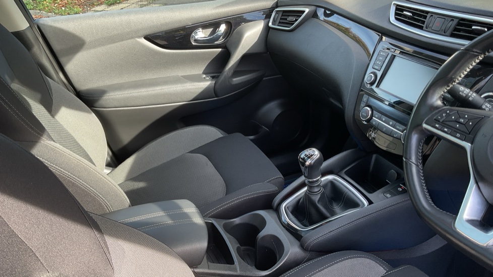 Nissan Qashqai 1.3 DiG-T N-Connecta 5dr Petrol Hatchback - Image 14