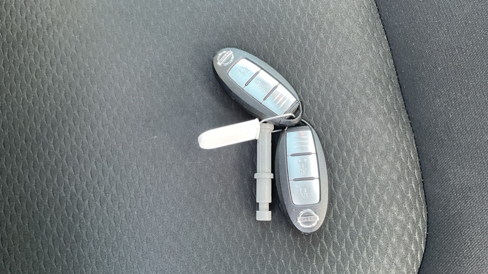 Nissan Qashqai 1.3 DiG-T N-Connecta 5dr Petrol Hatchback - Image 20