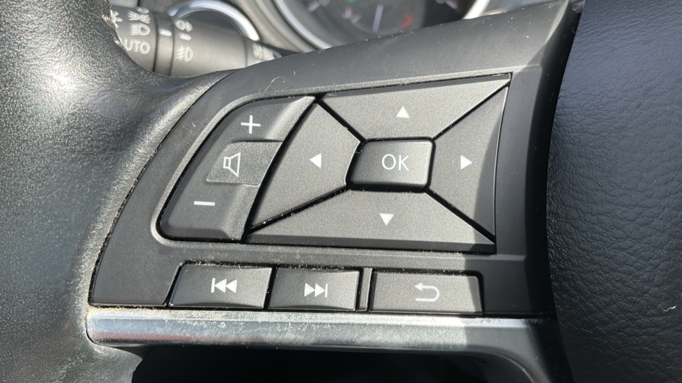 Nissan Qashqai 1.3 DiG-T N-Connecta 5dr Petrol Hatchback - Image 25