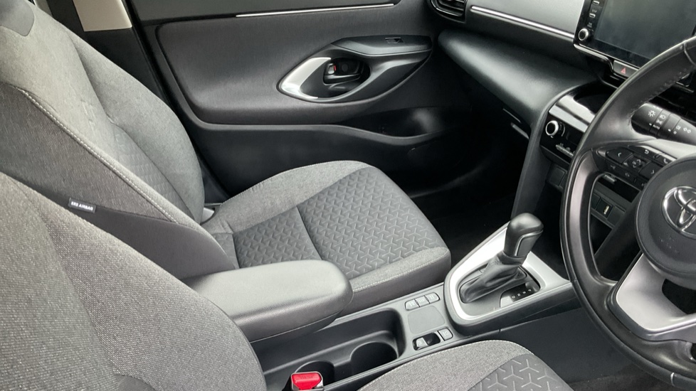 Toyota Yaris Cross 1.5 Hybrid Icon 5dr CVT Hybrid Estate - Image 14