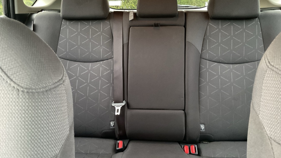 Toyota RAV4 2.5 VVT-i Hybrid Design 5dr CVT Hybrid Estate - Image 15