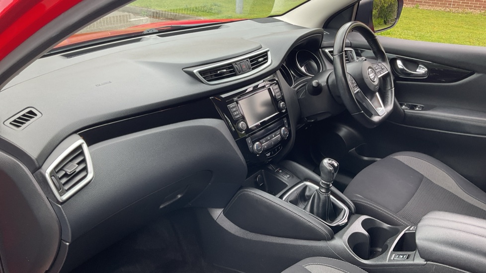 Nissan Qashqai 1.3 DiG-T Acenta Premium 5dr Petrol Hatchback - Image 9