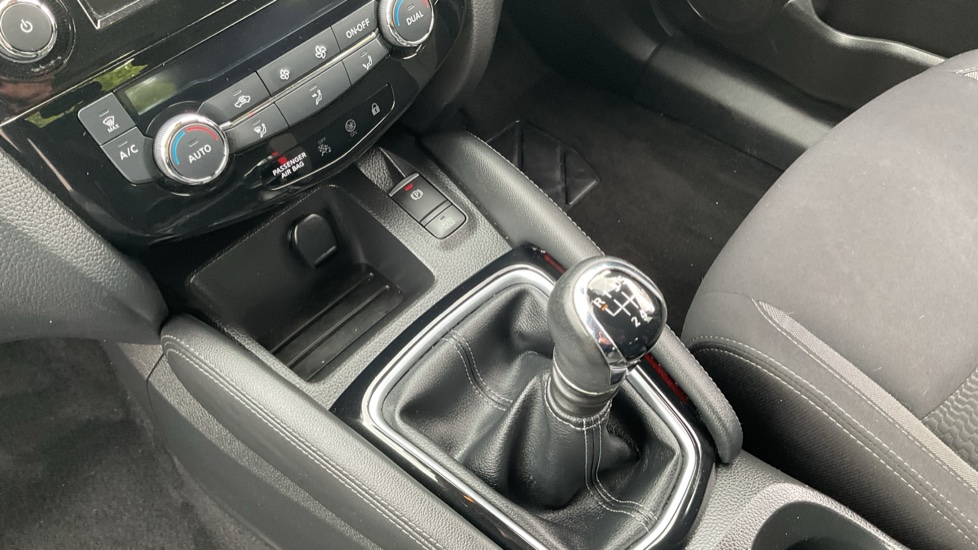 Nissan Qashqai 1.3 DiG-T Acenta Premium 5dr Petrol Hatchback - Image 13