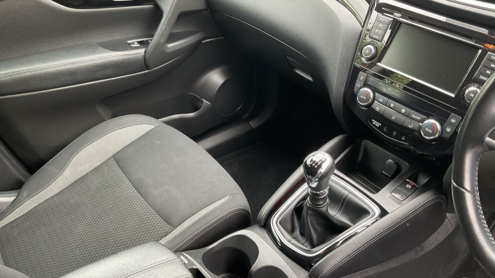 Nissan Qashqai 1.3 DiG-T Acenta Premium 5dr Petrol Hatchback - Image 14