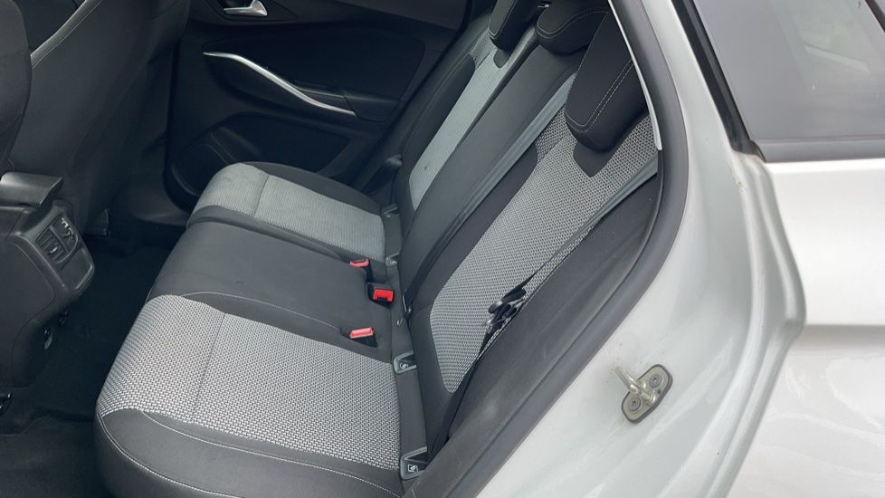 Vauxhall Grandland X 1.5 Turbo D SE 5dr Diesel Hatchback - Image 16