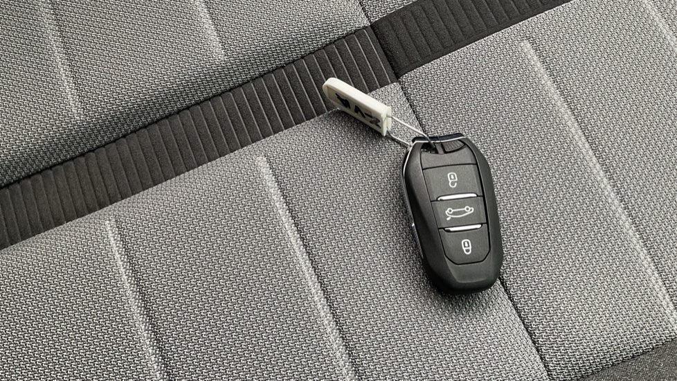 Vauxhall Grandland 1.2 Hybrid [136] Ultimate 5dr e-DCT6 [Pan Roof] Petrol Hatchback - Image 20