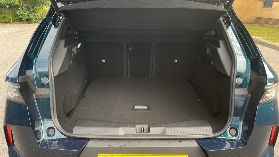 Vauxhall Grandland 1.2 Hybrid 145 Ultimate 5dr e-DCT6 [Fixed Roof] Petrol Hatchback - Image 4