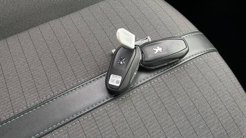 Peugeot 208 1.2 PureTech 100 Allure Premium 5dr Petrol Hatchback - Image 20