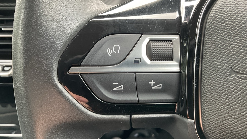 Peugeot 208 1.2 PureTech 100 Allure Premium 5dr Petrol Hatchback - Image 24