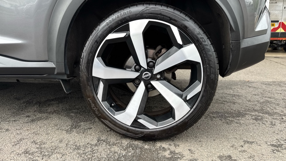 Nissan Juke 1.0 DiG-T 114 Tekna 5dr DCT Petrol Hatchback - Image 36