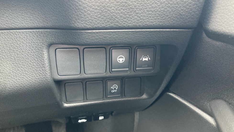 Nissan Qashqai 1.3 DiG-T N-Tec 5dr Petrol Hatchback - Image 30