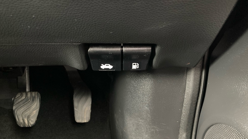 Nissan Qashqai 1.3 DiG-T N-Tec 5dr Petrol Hatchback - Image 31