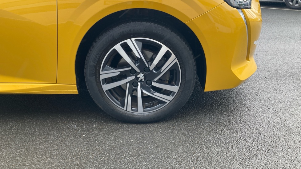 Peugeot 208 1.2 PureTech 130 Allure Premium 5dr EAT8 Petrol Hatchback - Image 37