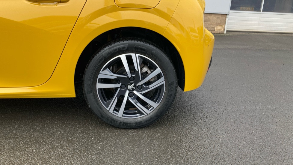 Peugeot 208 1.2 PureTech 130 Allure Premium 5dr EAT8 Petrol Hatchback - Image 39