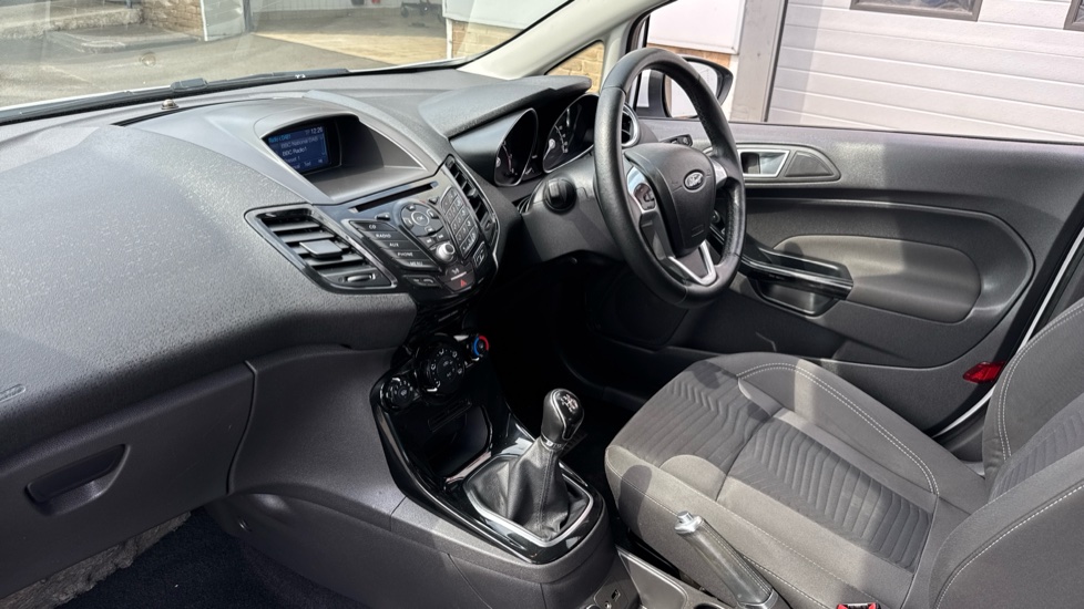 Ford Fiesta 1.25 82 Zetec 5dr Petrol Hatchback - Image 9