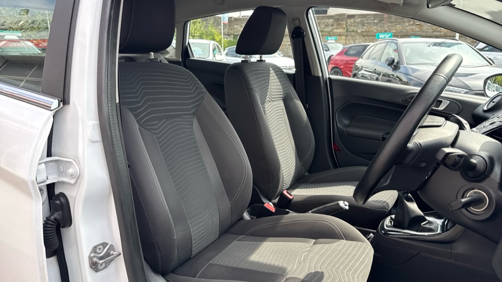 Ford Fiesta 1.25 82 Zetec 5dr Petrol Hatchback - Image 25
