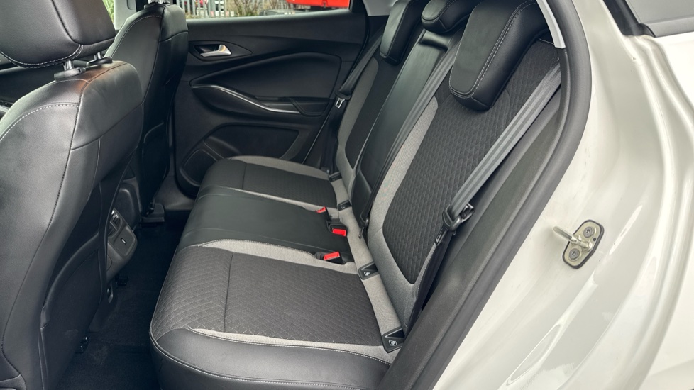 Vauxhall Grandland X 1.2 Turbo SRi Nav 5dr Petrol Hatchback - Image 16