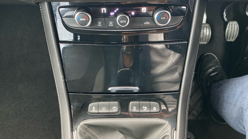 Vauxhall Grandland X 1.2 Turbo Griffin Edition 5dr Petrol Hatchback - Image 29