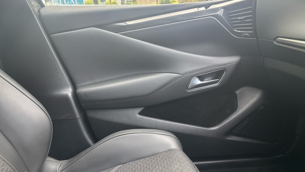 DS 4 1.2 PureTech Bastille 5dr EAT8 Petrol Hatchback - Image 35