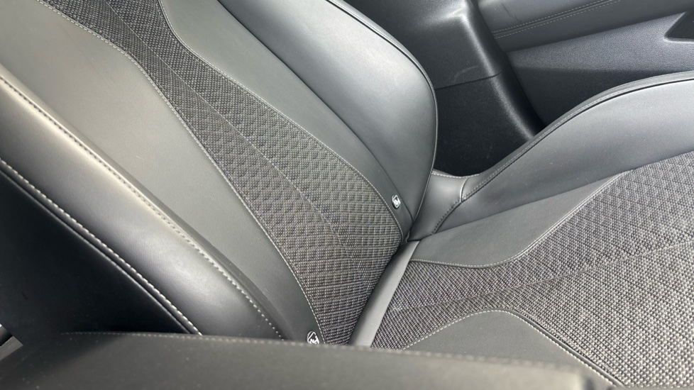 DS 4 1.2 PureTech Bastille 5dr EAT8 Petrol Hatchback - Image 36
