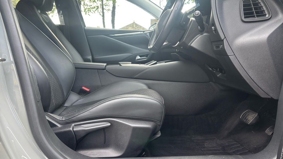 DS 4 1.2 PureTech Bastille 5dr EAT8 Petrol Hatchback - Image 38
