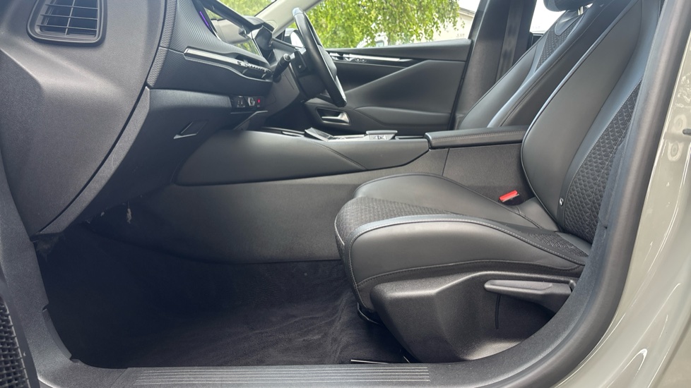 DS 4 1.2 PureTech Bastille 5dr EAT8 Petrol Hatchback - Image 41