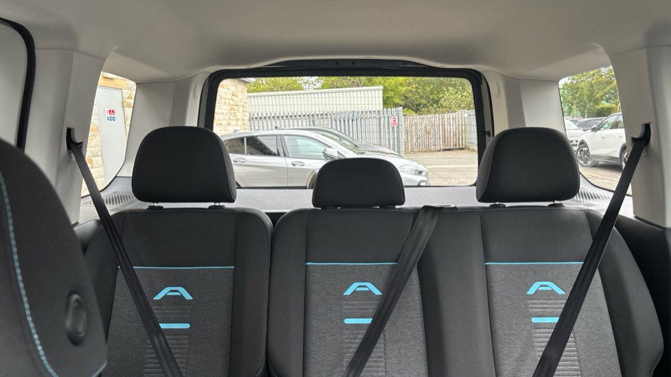 Ford Tourneo Connect 2.0 EcoBlue Active 5dr Diesel Estate - Image 15