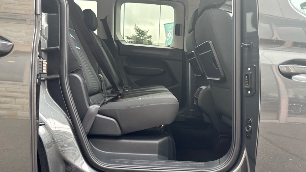 Ford Tourneo Connect 2.0 EcoBlue Active 5dr Diesel Estate - Image 43
