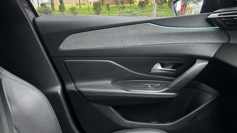 Peugeot 308 1.2 PureTech Allure 5dr EAT8 Petrol Estate - Image 34