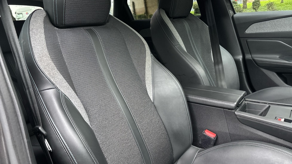 Peugeot 308 1.2 PureTech Allure 5dr EAT8 Petrol Estate - Image 38