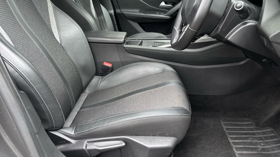 Peugeot 308 1.2 PureTech Allure 5dr EAT8 Petrol Estate - Image 39