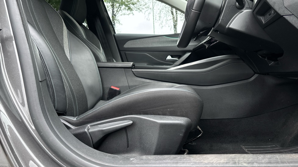 Peugeot 308 1.2 PureTech Allure 5dr EAT8 Petrol Estate - Image 40