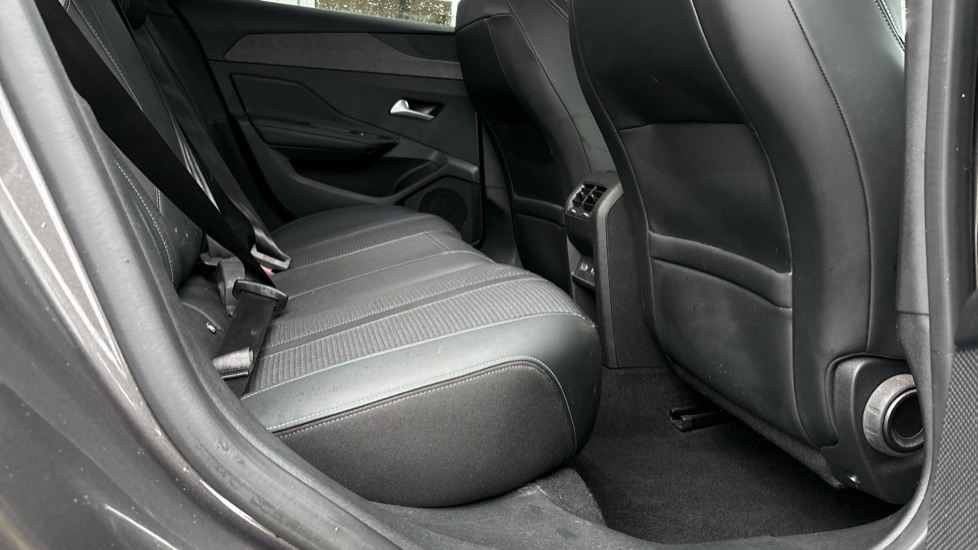 Peugeot 308 1.2 PureTech Allure 5dr EAT8 Petrol Estate - Image 42
