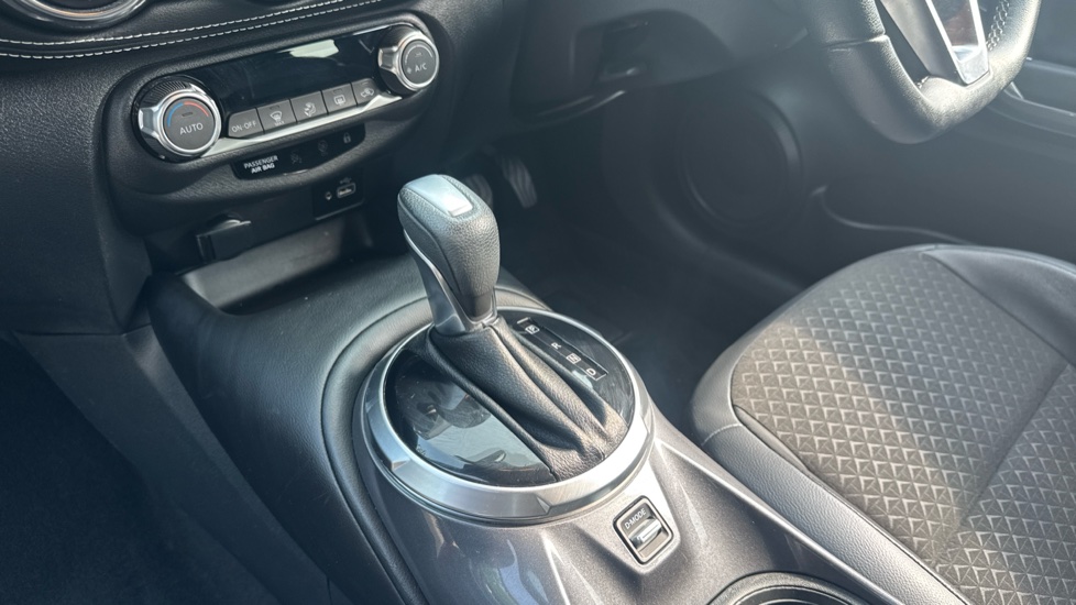 Nissan Juke 1.6 Hybrid N-Connecta 5dr Auto Hybrid Hatchback - Image 13