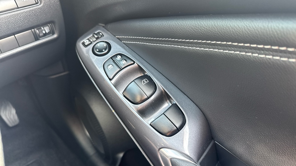 Nissan Juke 1.6 Hybrid N-Connecta 5dr Auto Hybrid Hatchback - Image 26