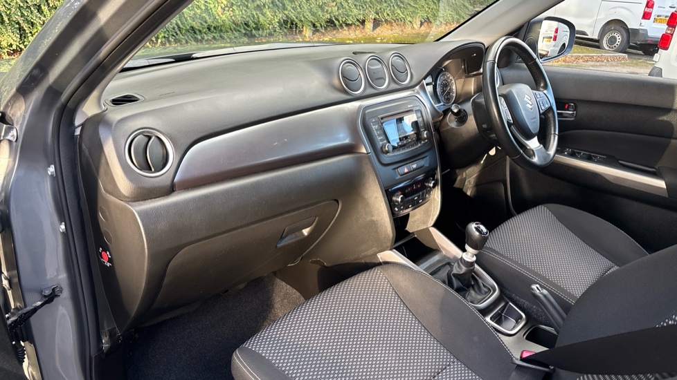Suzuki Vitara 1.4 Boosterjet 48V Hybrid SZ4 5dr Petrol Estate - Image 9