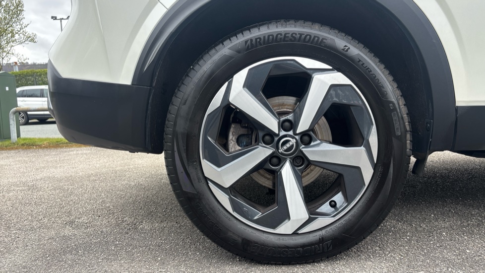 Nissan Qashqai 1.3 DiG-T MH N-Connecta 5dr Petrol Hatchback - Image 7