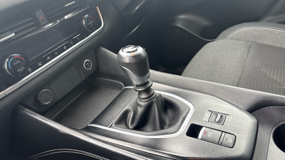 Nissan Qashqai 1.3 DiG-T MH N-Connecta 5dr Petrol Hatchback - Image 13