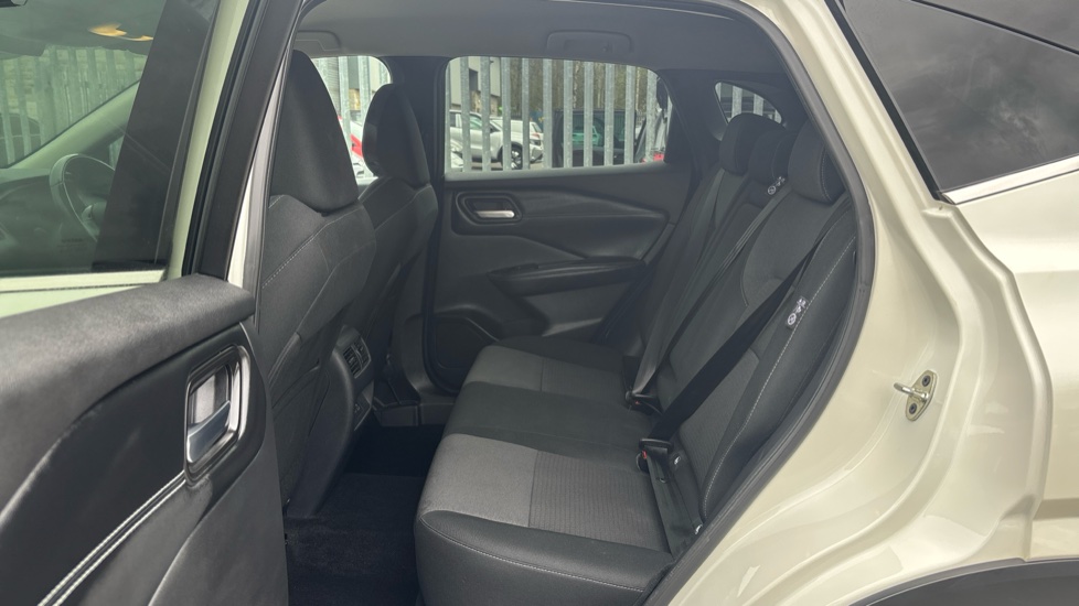 Nissan Qashqai 1.3 DiG-T MH N-Connecta 5dr Petrol Hatchback - Image 16