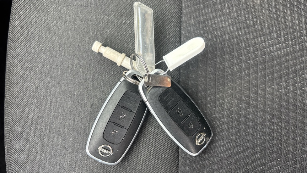 Nissan Qashqai 1.3 DiG-T MH N-Connecta 5dr Petrol Hatchback - Image 20