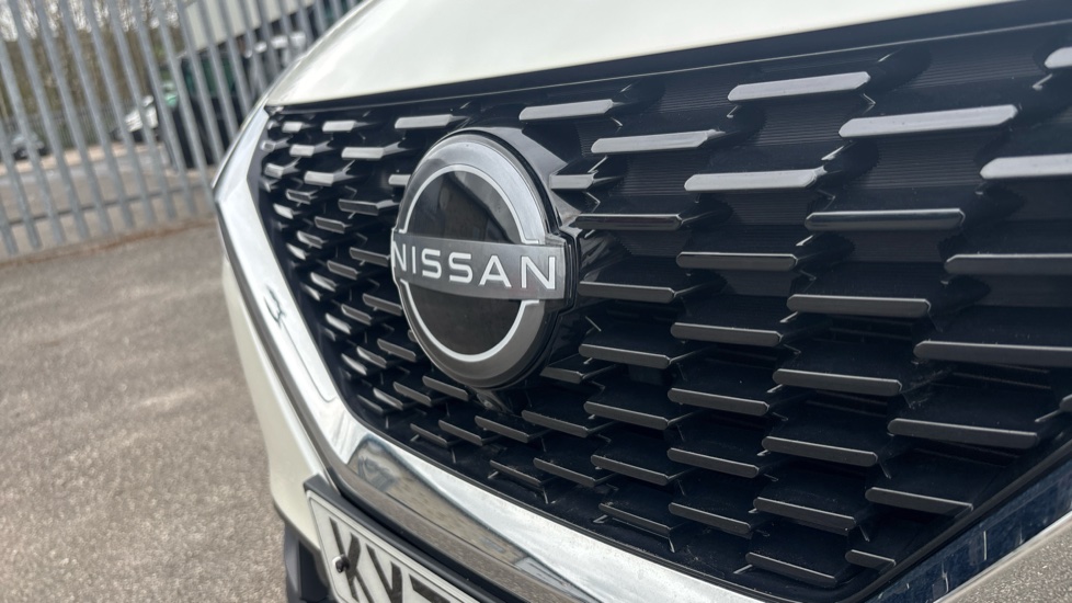 Nissan Qashqai 1.3 DiG-T MH N-Connecta 5dr Petrol Hatchback - Image 22