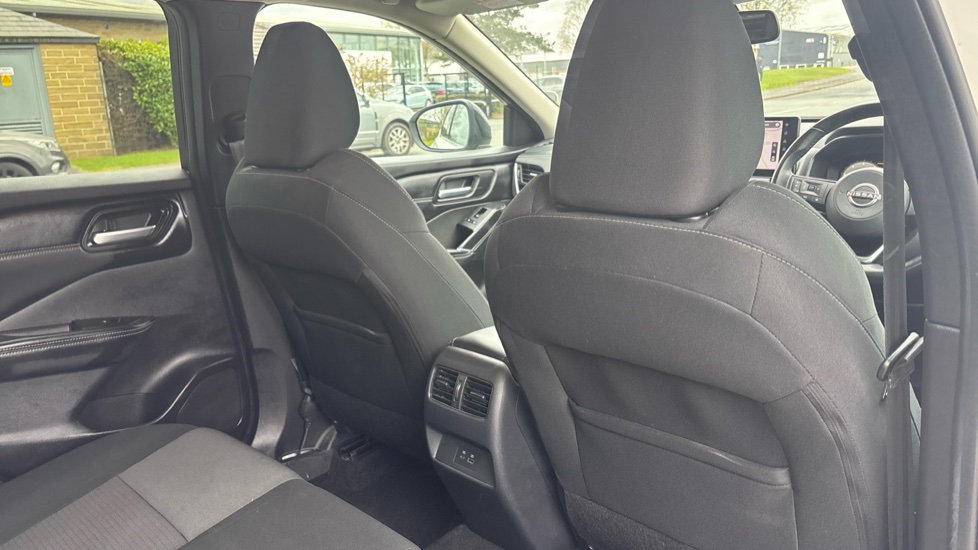 Nissan Qashqai 1.3 DiG-T MH N-Connecta 5dr Petrol Hatchback - Image 30