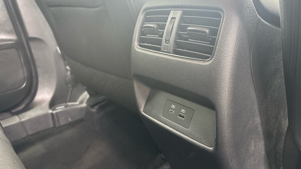 Nissan Qashqai 1.3 DiG-T MH N-Connecta 5dr Petrol Hatchback - Image 32
