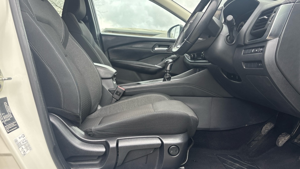 Nissan Qashqai 1.3 DiG-T MH N-Connecta 5dr Petrol Hatchback - Image 33