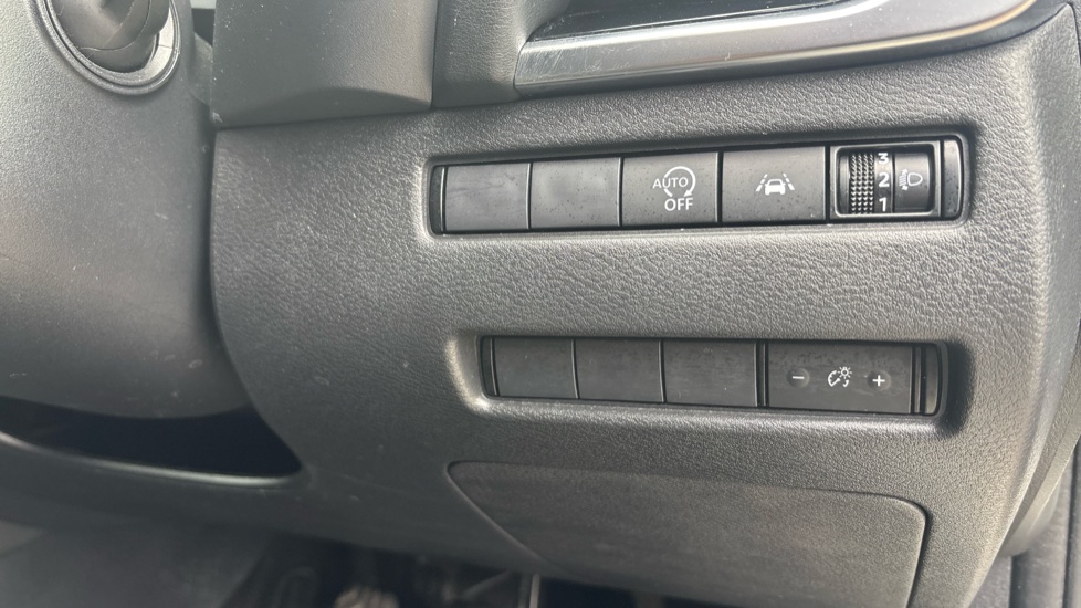 Nissan Qashqai 1.3 DiG-T MH N-Connecta 5dr Petrol Hatchback - Image 35