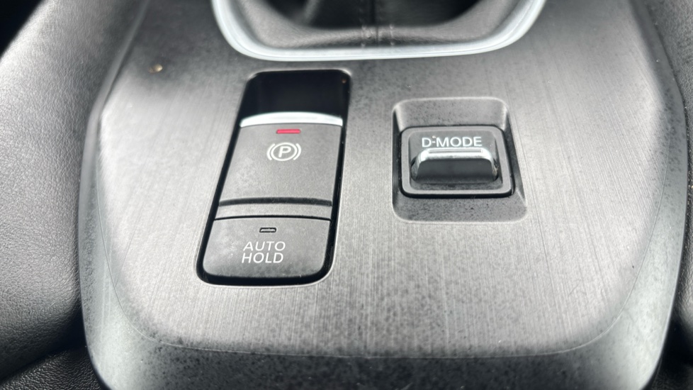 Nissan Qashqai 1.3 DiG-T MH N-Connecta 5dr Petrol Hatchback - Image 39