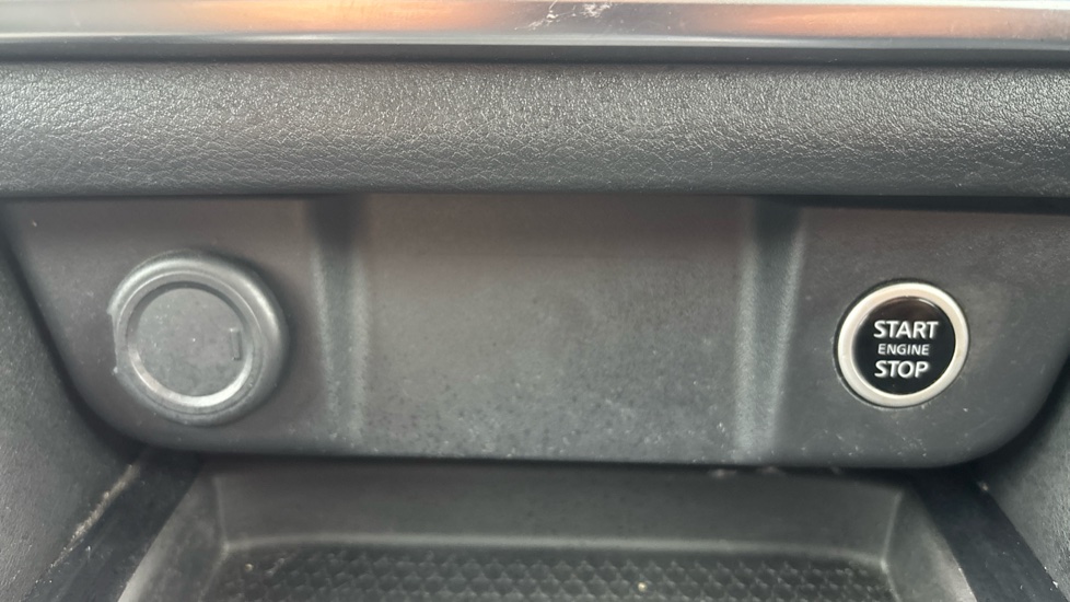 Nissan Qashqai 1.3 DiG-T MH N-Connecta 5dr Petrol Hatchback - Image 41
