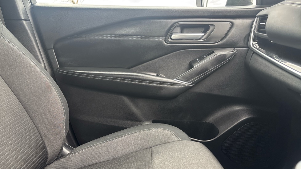 Nissan Qashqai 1.3 DiG-T MH N-Connecta 5dr Petrol Hatchback - Image 51